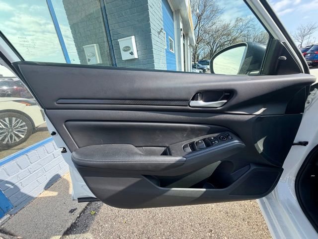 Used 2025 Nissan Altima 2.5 SV FWD image 21