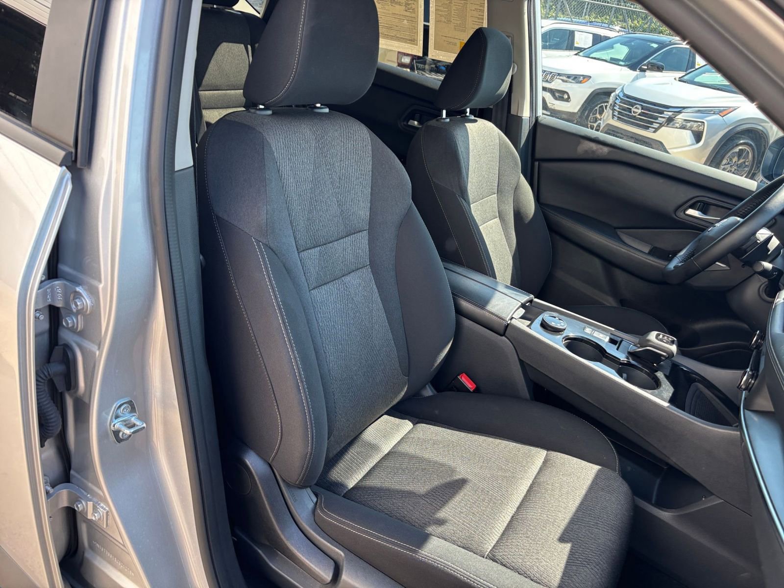 Used 2025 Nissan Rogue SV AWD/4WD image 38