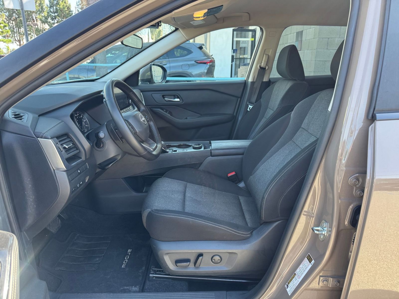 Used 2025 Nissan Rogue SV AWD/4WD image 29