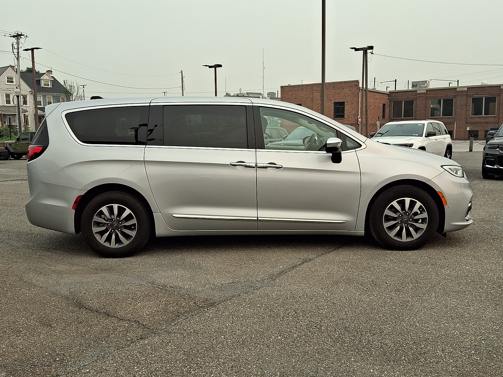 Used 2023 Chrysler Pacifica Limited FWD image 7
