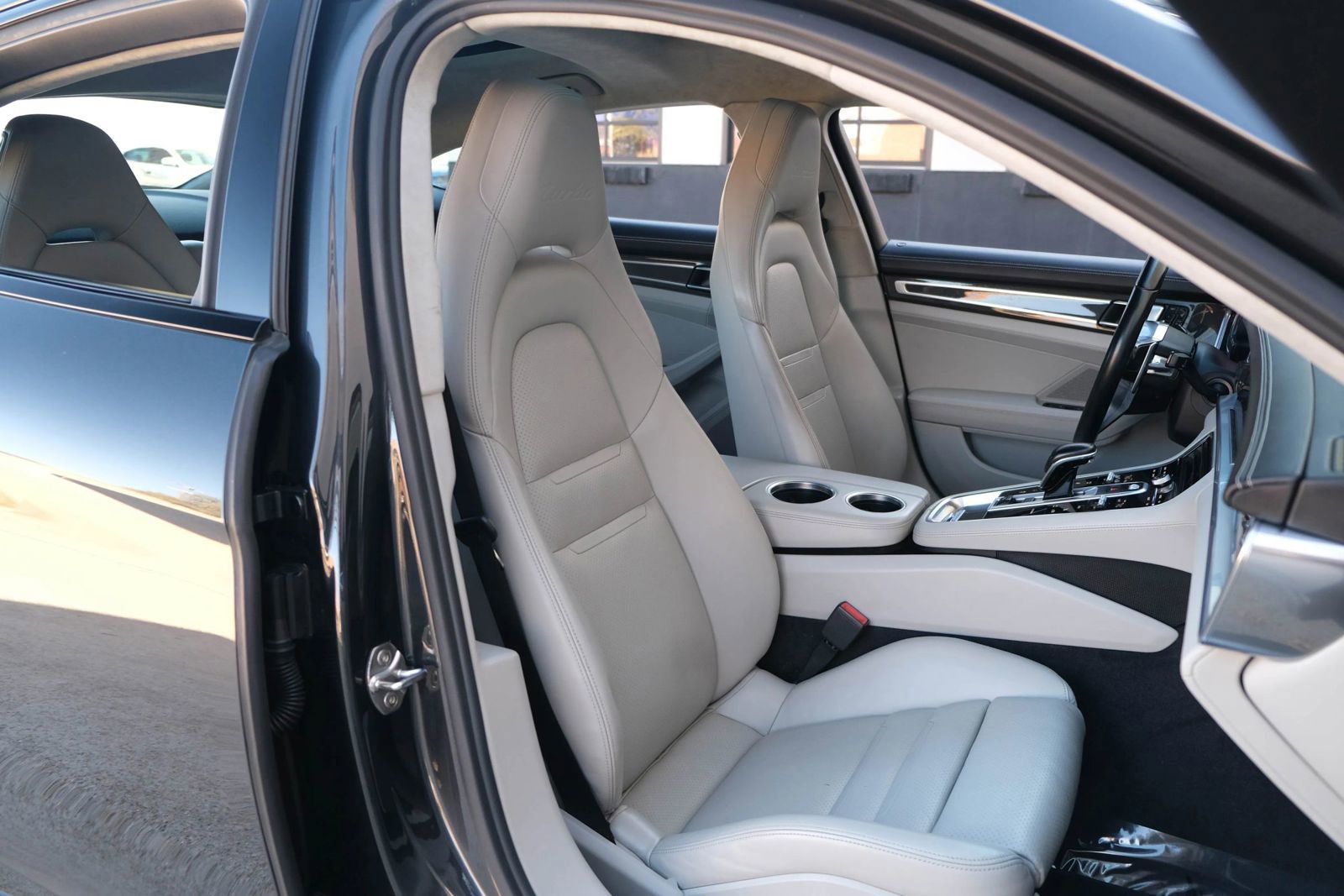 Used 2017 Porsche Panamera Turbo w/ Carbon Fiber Interior Package image 32