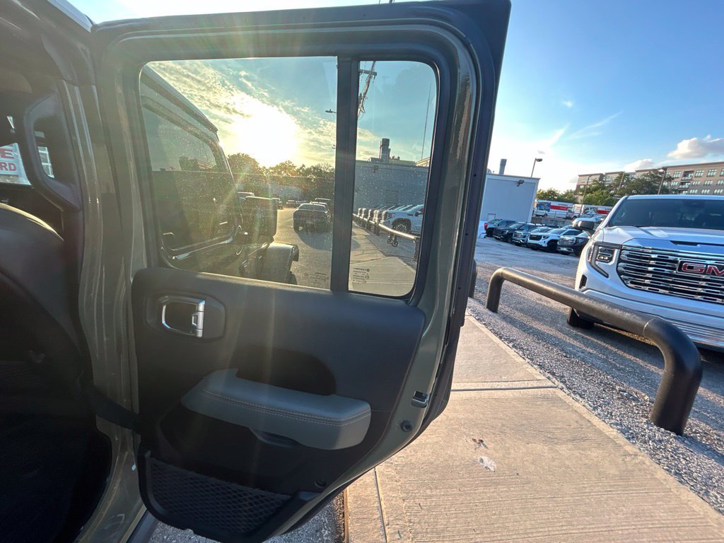 Used 2025 Jeep Gladiator Mojave AWD/4WD image 31