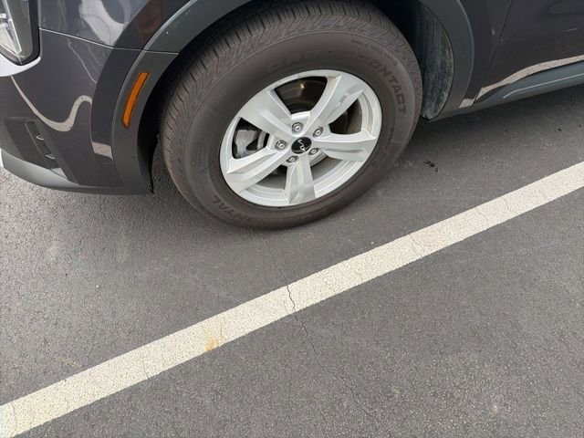 Used 2025 Kia Sorento LX image 4