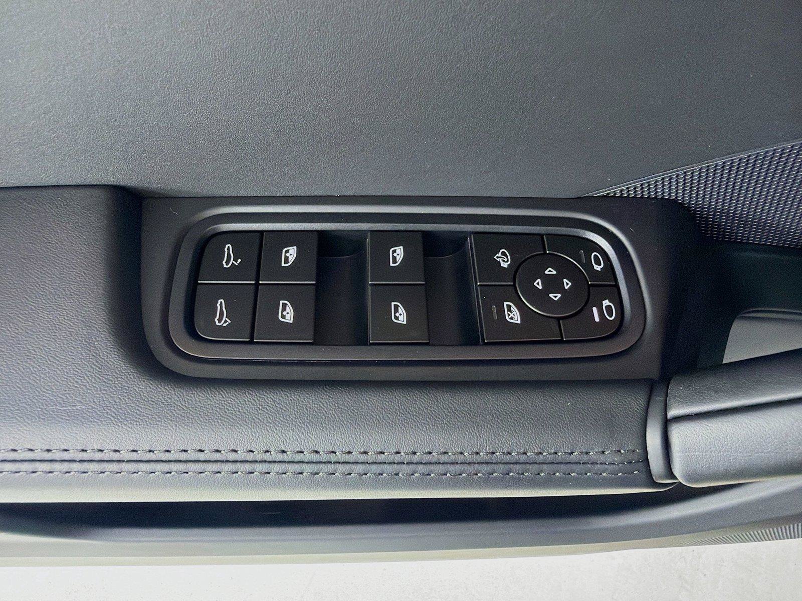 Certified 2025 Porsche Cayenne AWD/4WD image 8