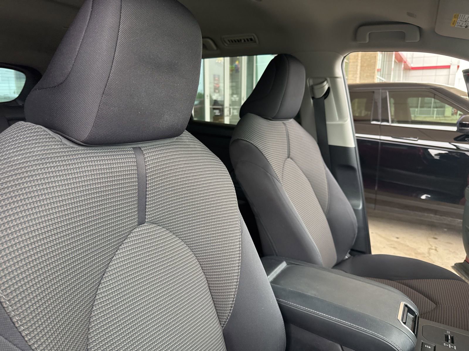 Used 2021 Toyota Highlander LE FWD image 24