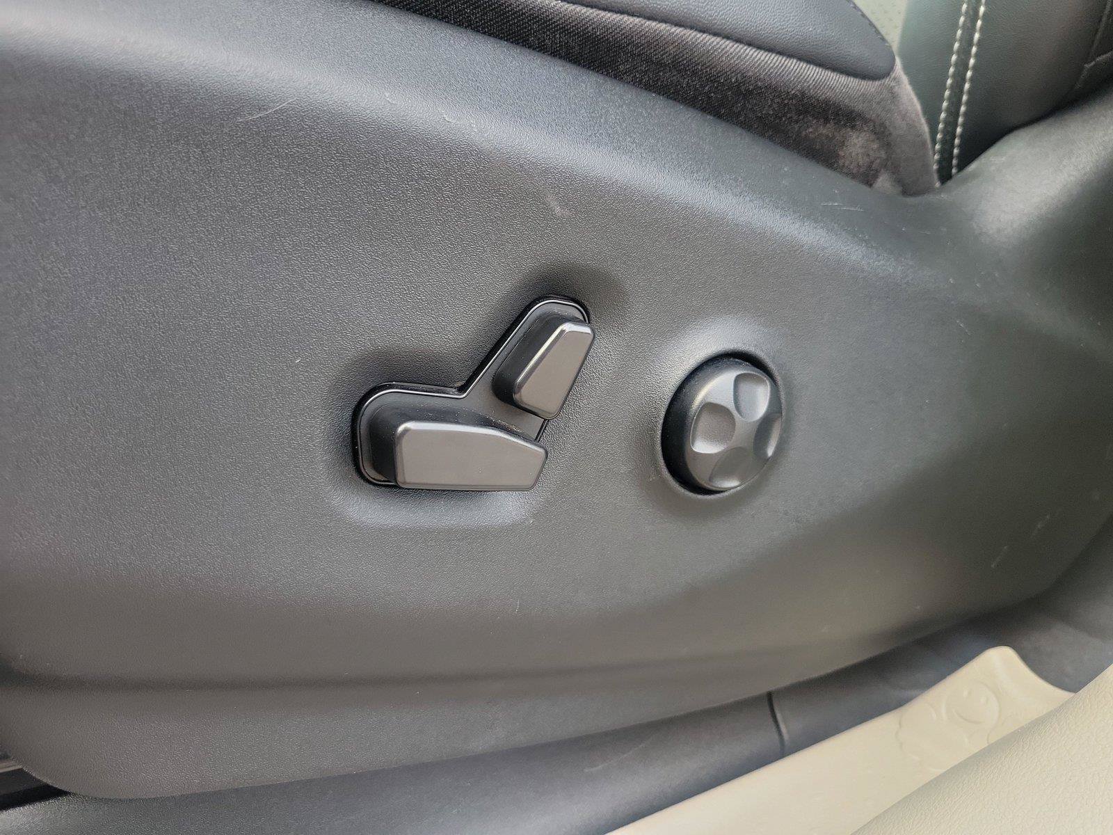 Used 2024 Chrysler Pacifica Touring-L FWD image 19
