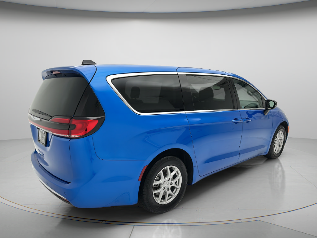 Used 2026 Chrysler Pacifica Select FWD image 5