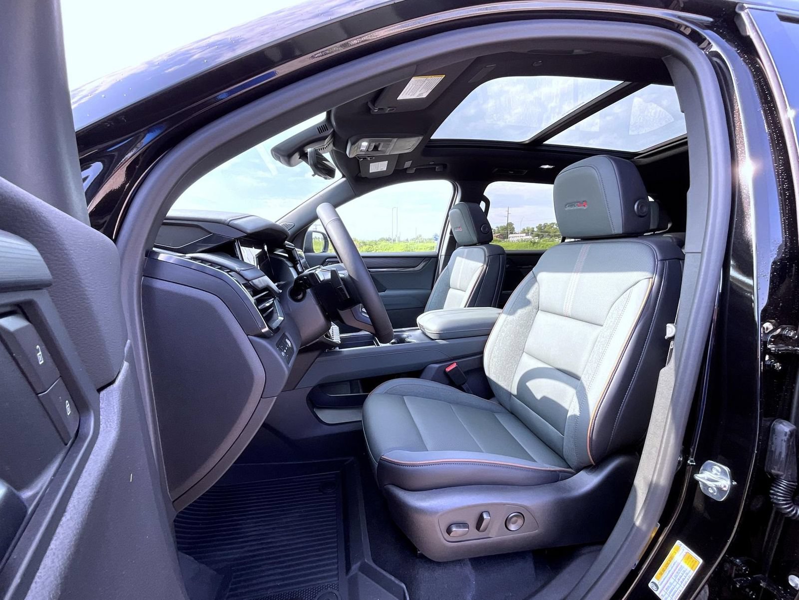 New 2026 GMC Acadia AT4 w/ Luxury Package AWD/4WD image 10