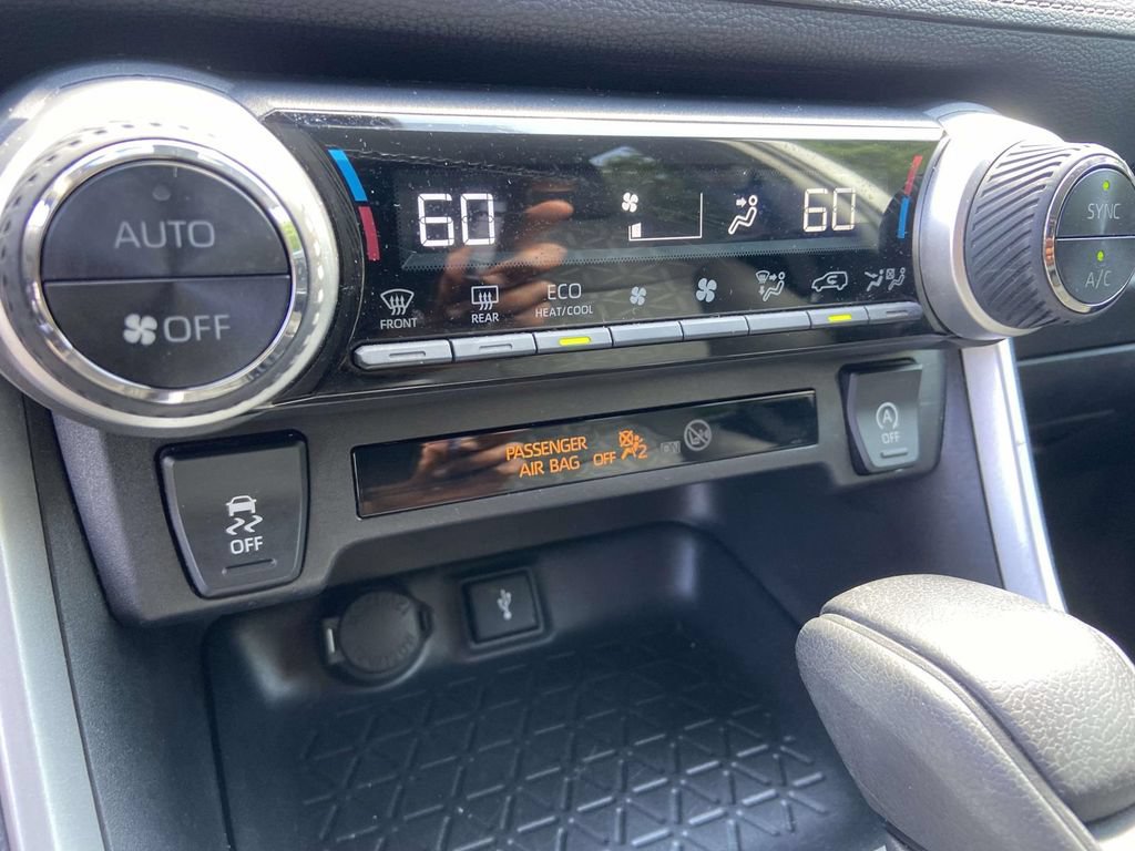 Used 2021 Toyota RAV4 XLE FWD image 21
