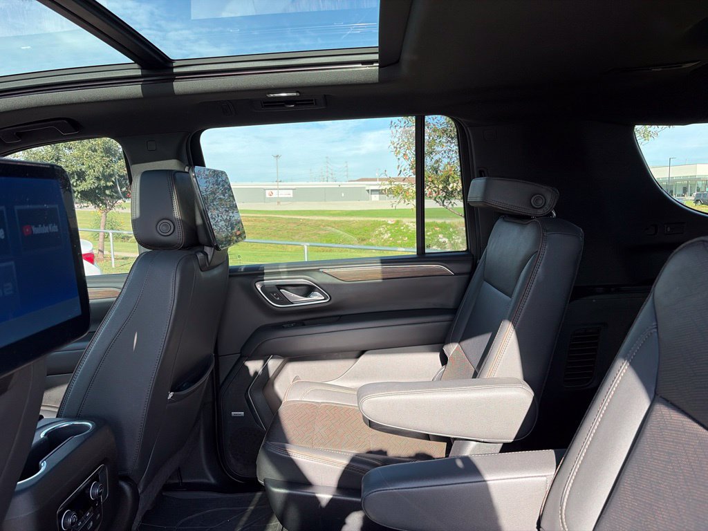Used 2023 Chevrolet Suburban High Country w/ Premium Package 2 AWD/4WD image 46