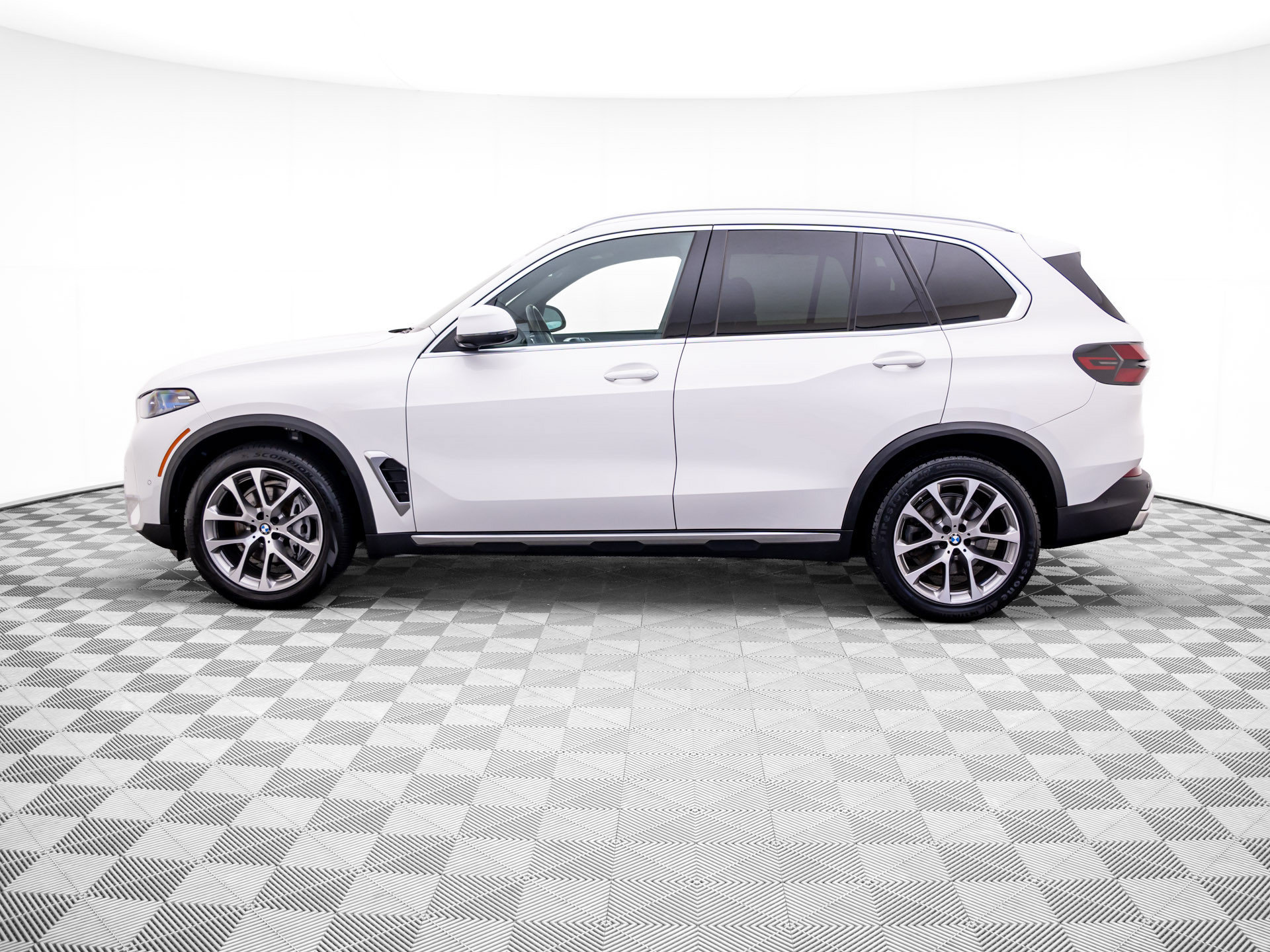 Used 2024 BMW X5 xDrive40i w/ Premium Package AWD/4WD image 2