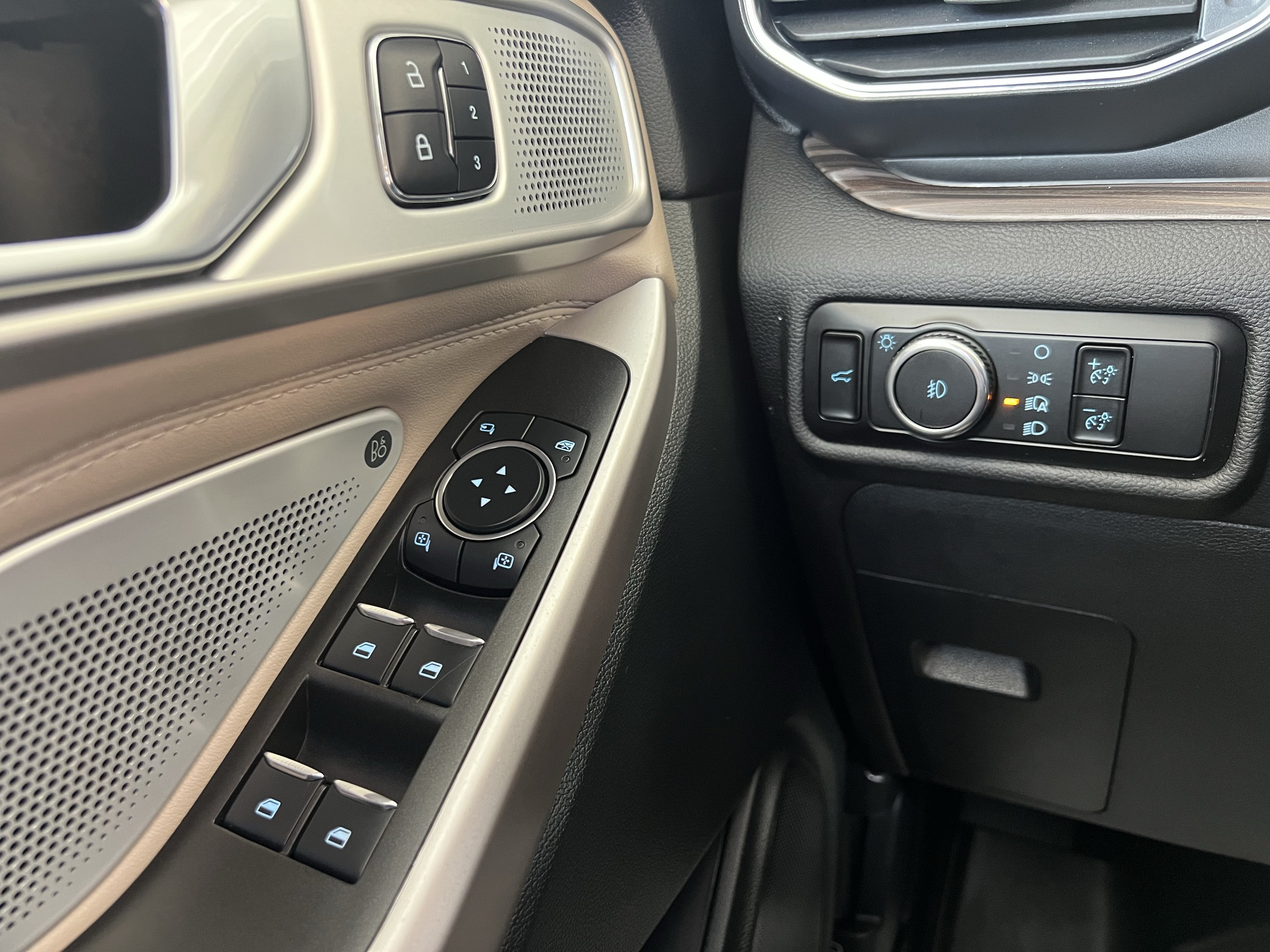 Used 2023 Ford Explorer Limited w/ Limited Technology Package AWD/4WD image 17