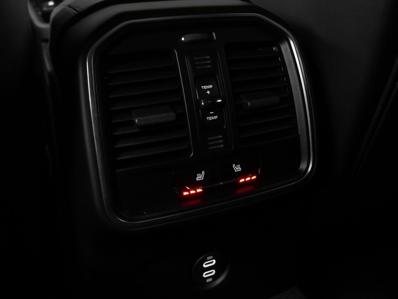 Certified 2025 Porsche Macan image 38