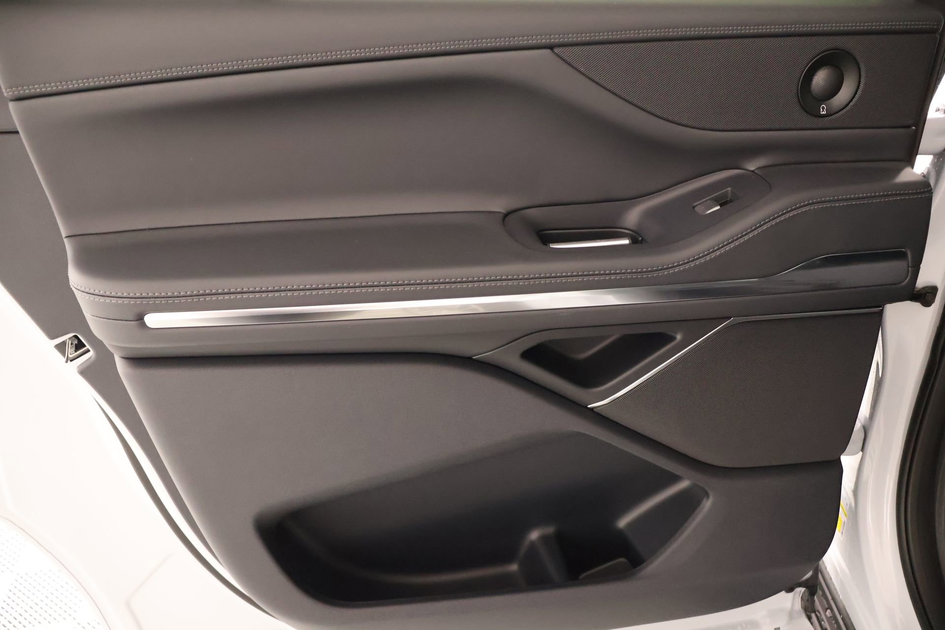 New 2026 Lincoln Navigator L Premier AWD/4WD image 18