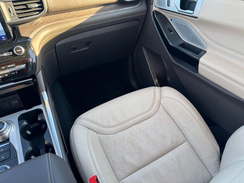 Used 2023 Ford Explorer Platinum w/ Technology Package AWD/4WD image 16