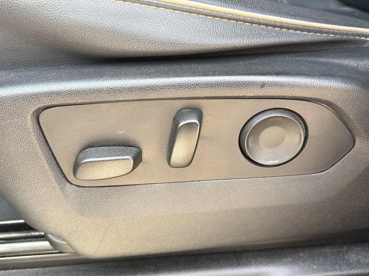 Used 2023 Chevrolet Suburban Premier image 27