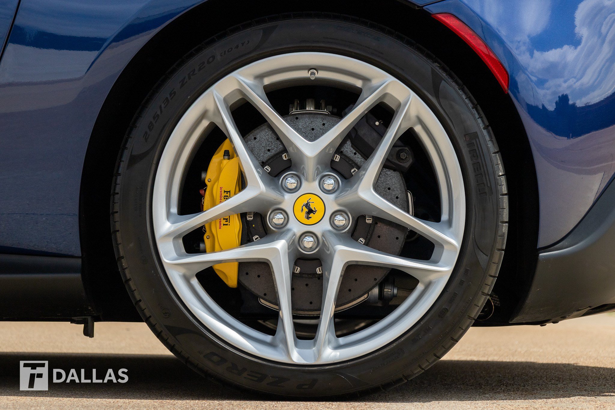 Used 2025 Ferrari Roma Spider RWD image 9
