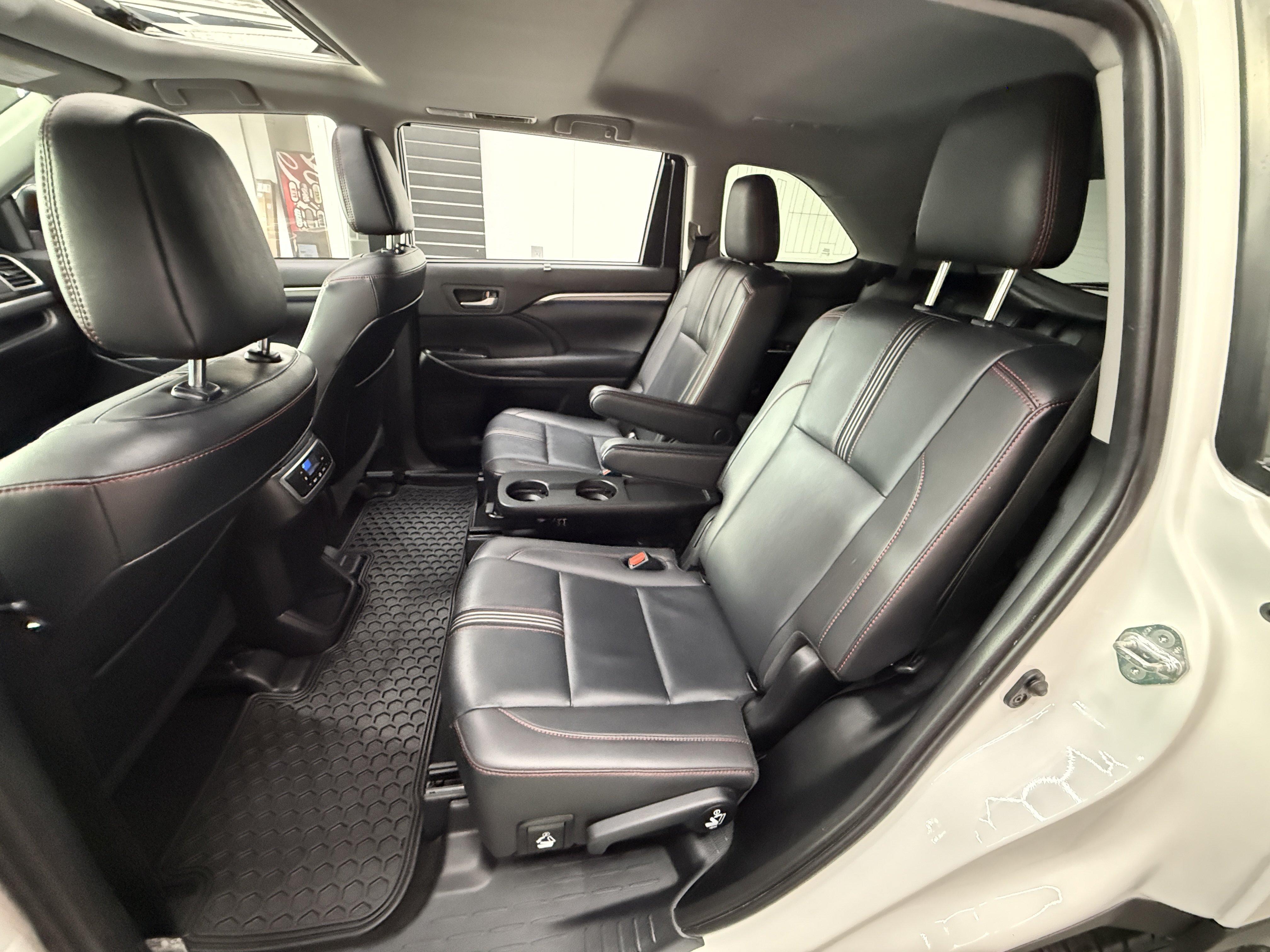 Used 2019 Toyota Highlander XLE AWD/4WD image 19