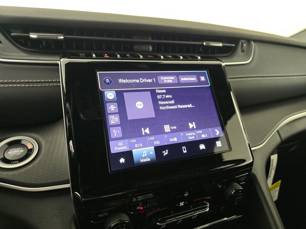 New 2025 Jeep Grand Cherokee Altitude image 21