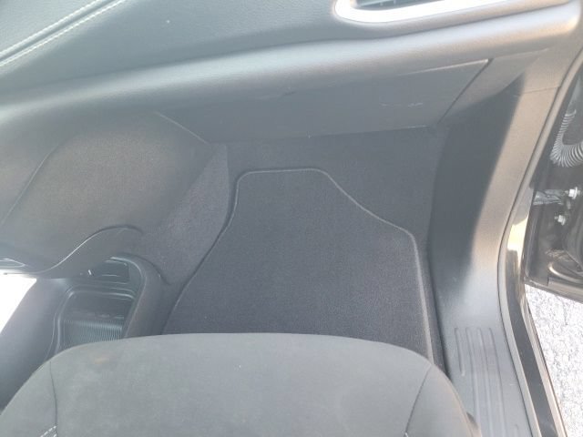 Used 2023 Chrysler Pacifica Touring FWD image 17