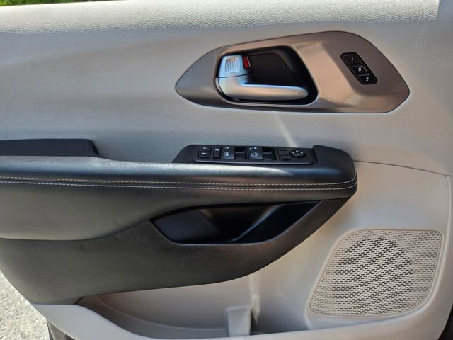 Used 2023 Chrysler Pacifica Touring-L FWD image 33