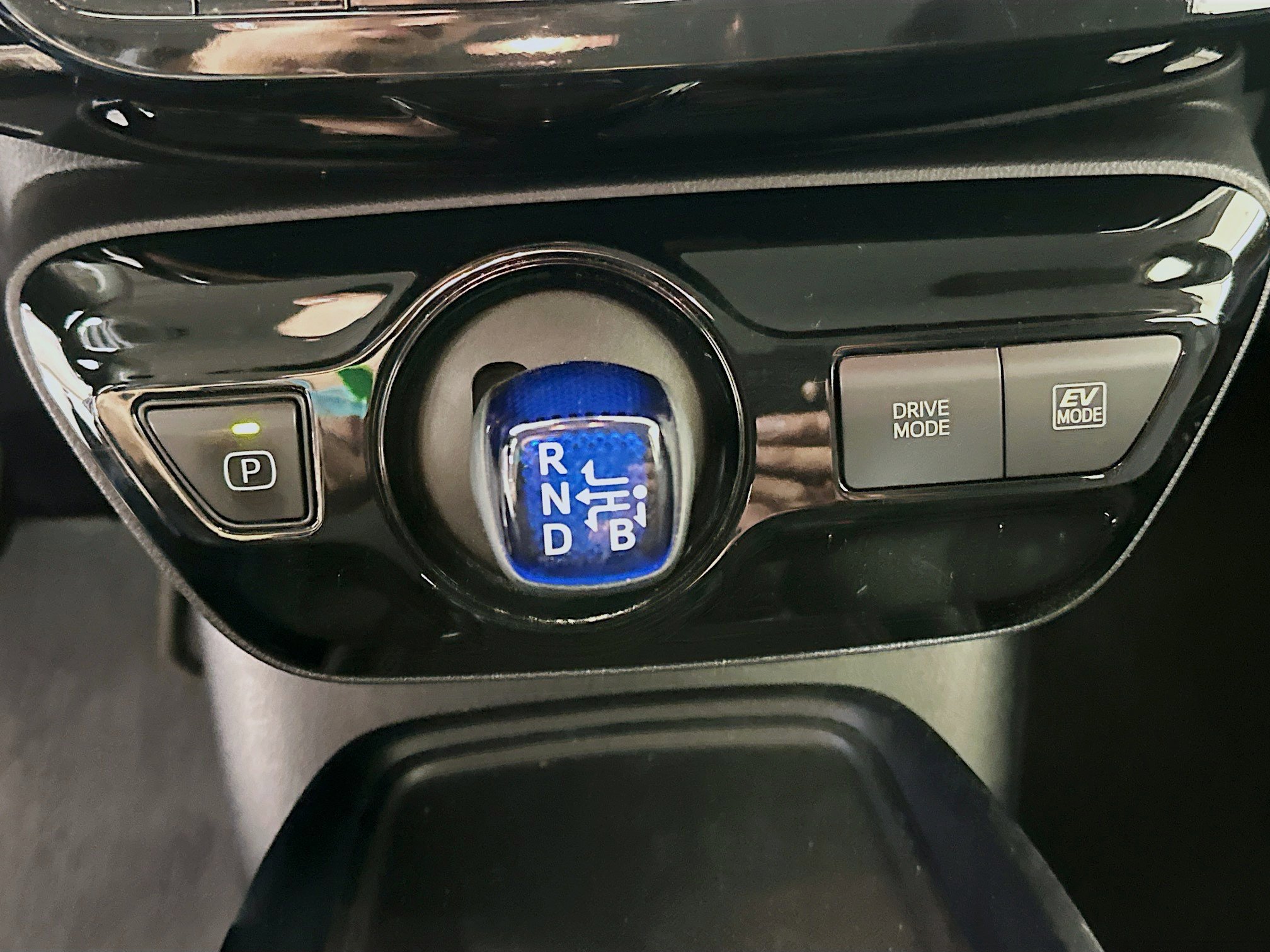 Used 2019 Toyota Prius L Eco w/ Carpet Mat Package FWD image 23