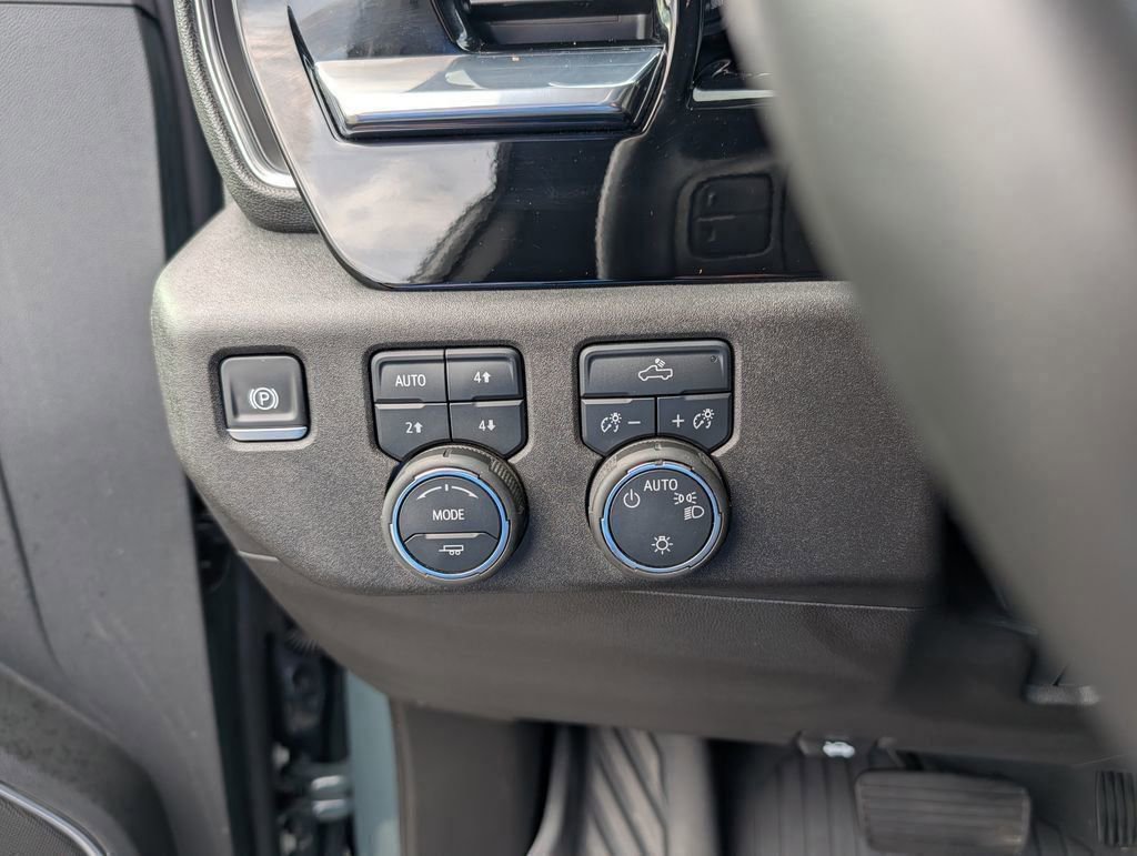 Used 2025 Chevrolet Silverado 1500 LT AWD/4WD image 16