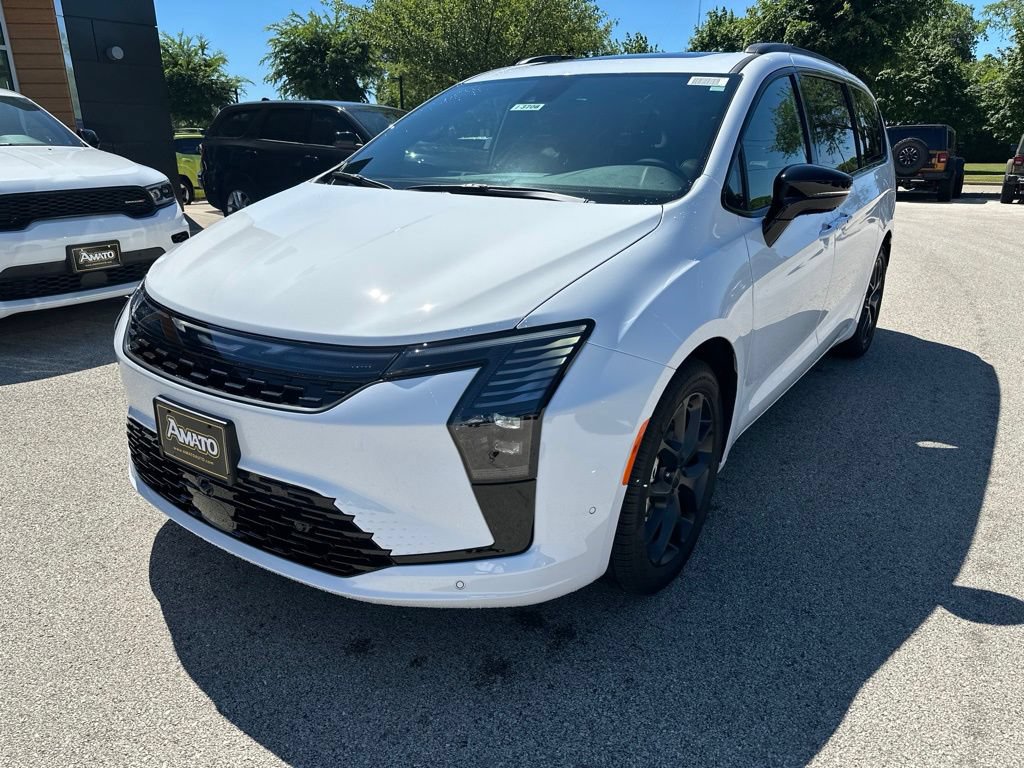 New 2027 Chrysler Pacifica Limited FWD image 2