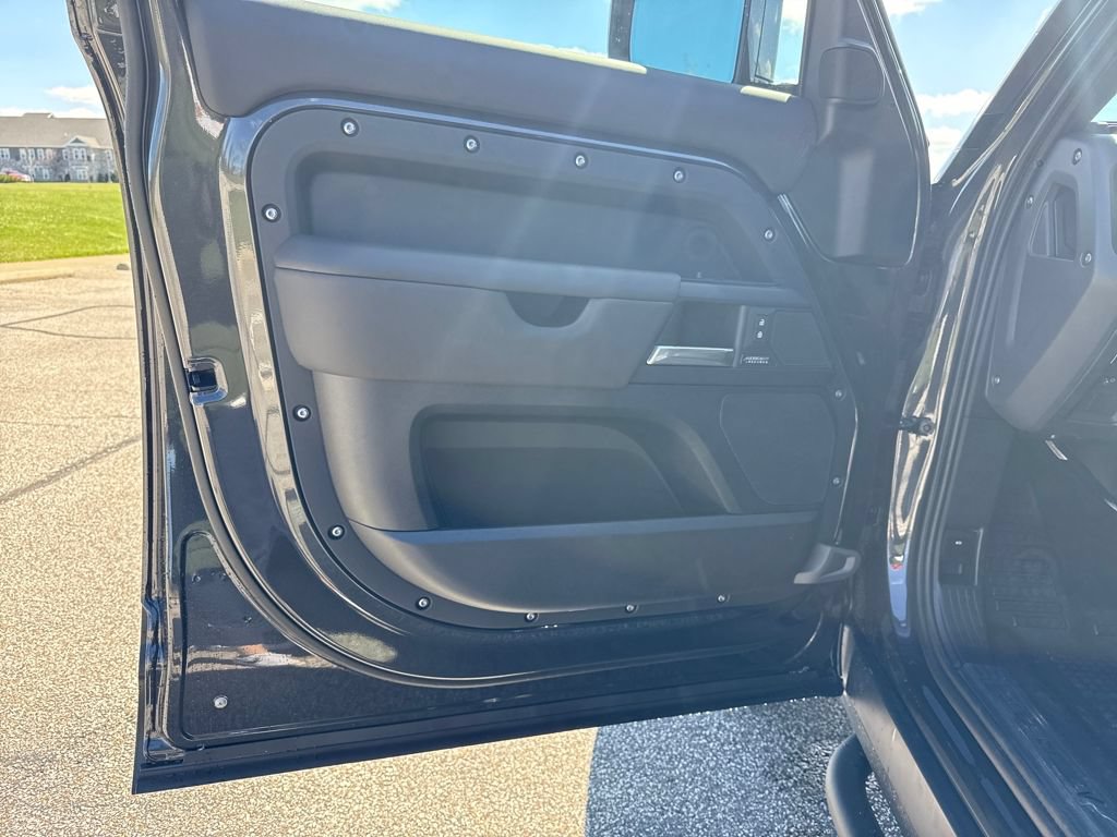 New 2026 Land Rover Defender 130 X-Dynamic SE AWD/4WD image 9