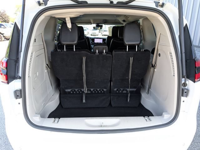 Used 2023 Chrysler Pacifica Touring-L FWD image 28
