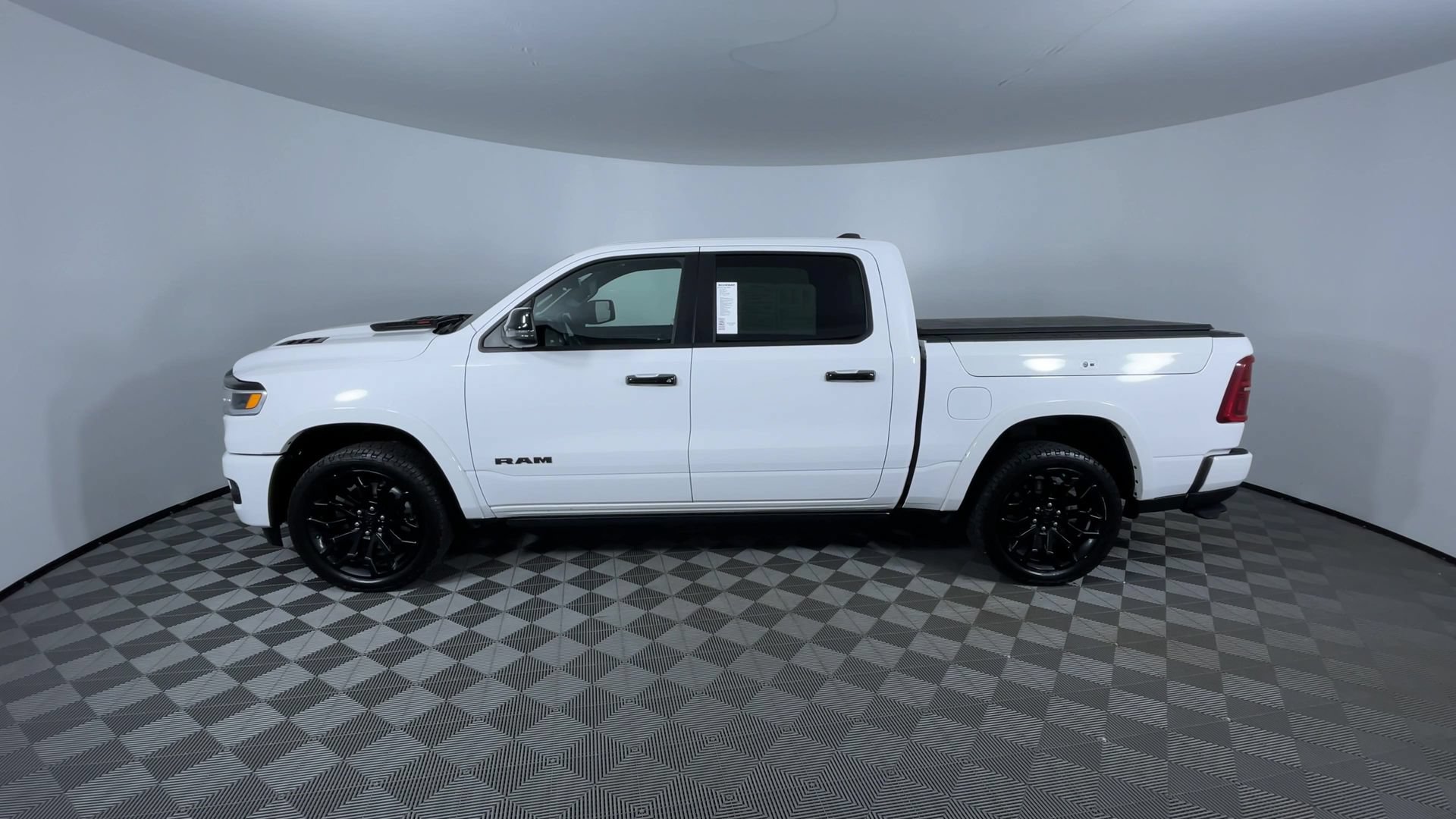 Used 2025 RAM 1500 Limited AWD/4WD image 5