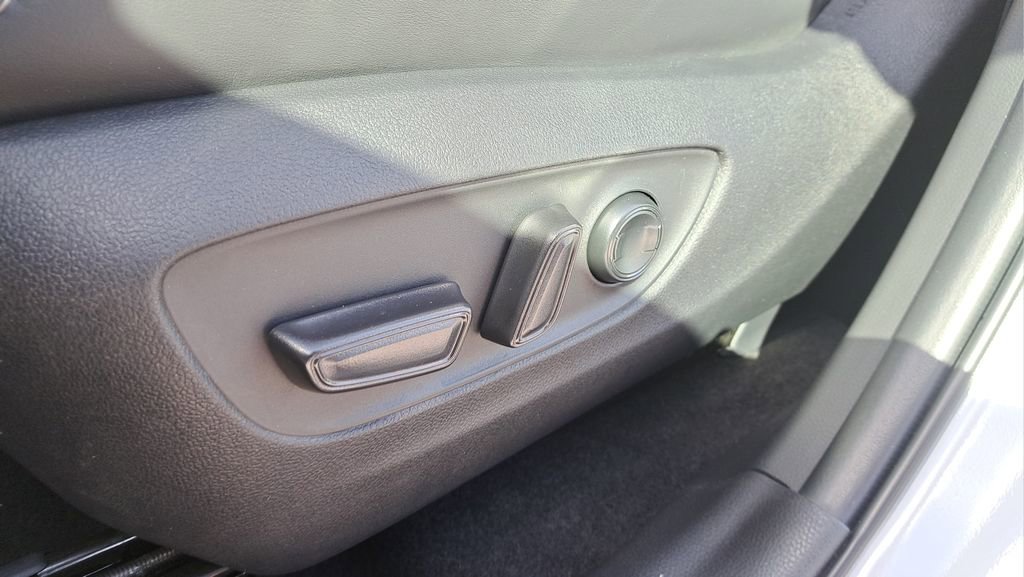 Used 2023 Toyota RAV4 XLE Premium image 19