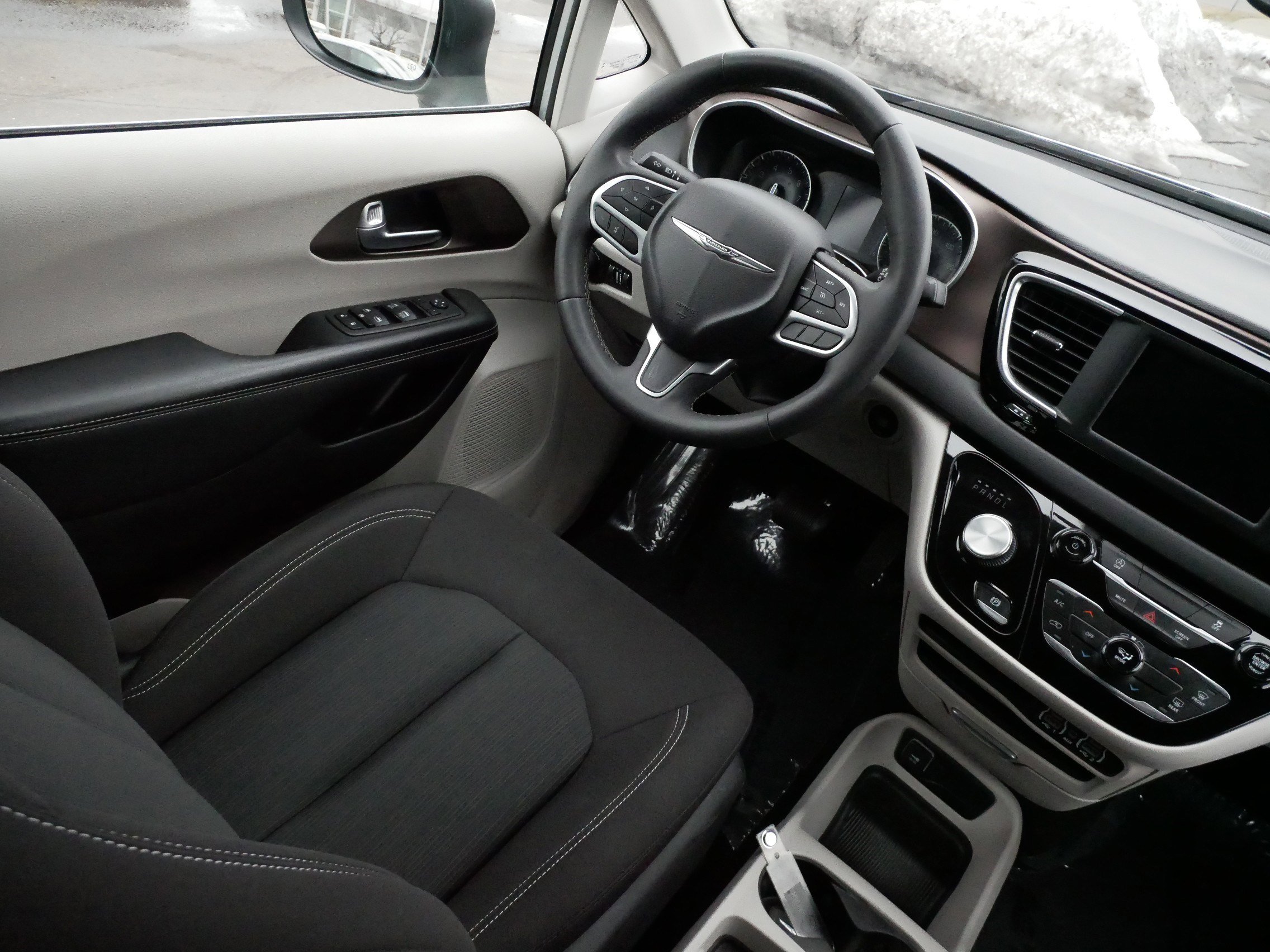 Used 2023 Chrysler Voyager LX image 9