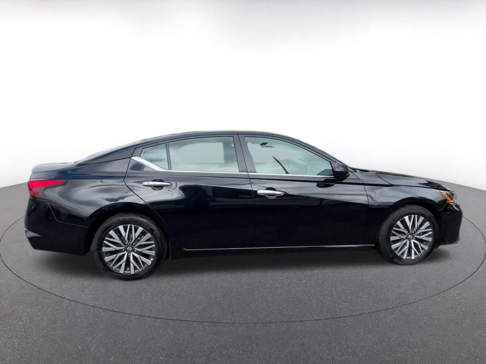 Used 2025 Nissan Altima 2.5 SV FWD image 16