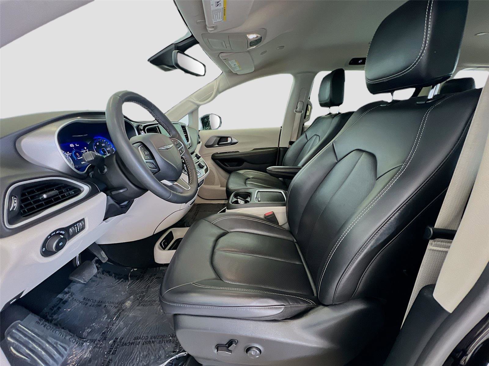 Used 2024 Chrysler Pacifica Touring-L FWD image 5
