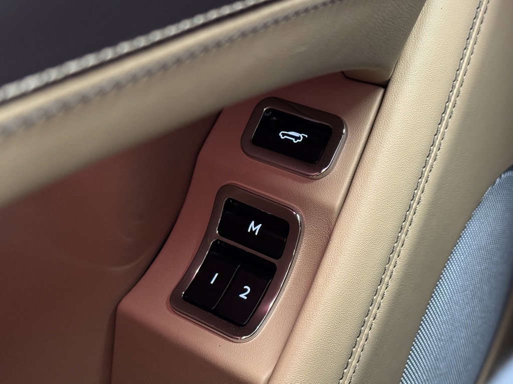 New 2024 Bentley Bentayga Plug-In Hybrid image 13