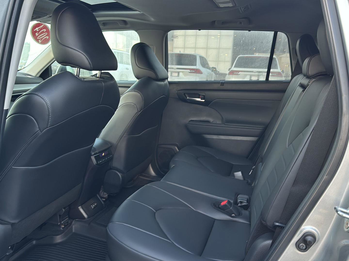 Used 2024 Toyota Highlander XLE image 9