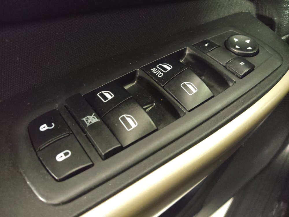 Used 2018 Jeep Cherokee Latitude w/ Altitude Package FWD image 27
