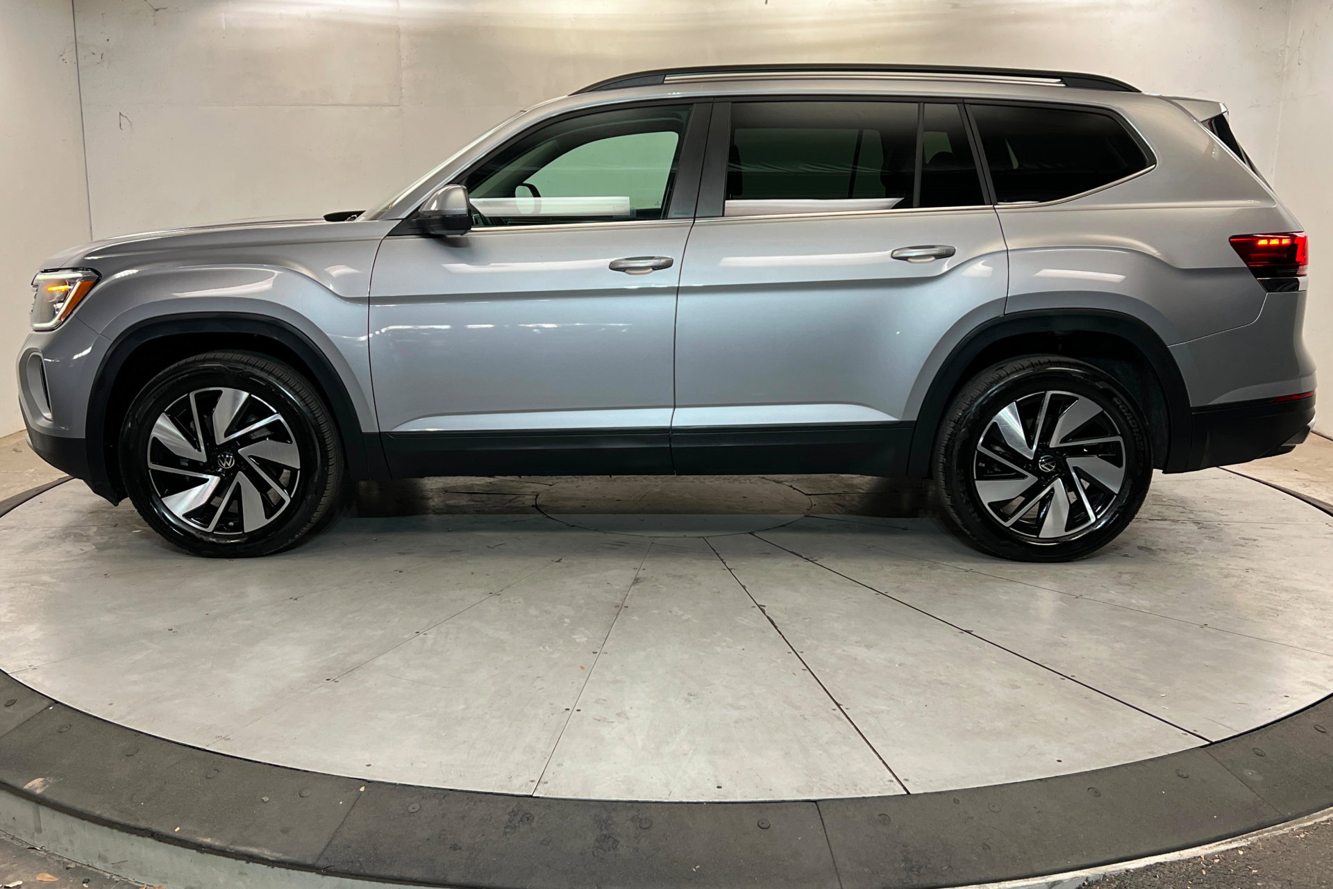 Used 2025 Volkswagen Atlas SE AWD/4WD image 2