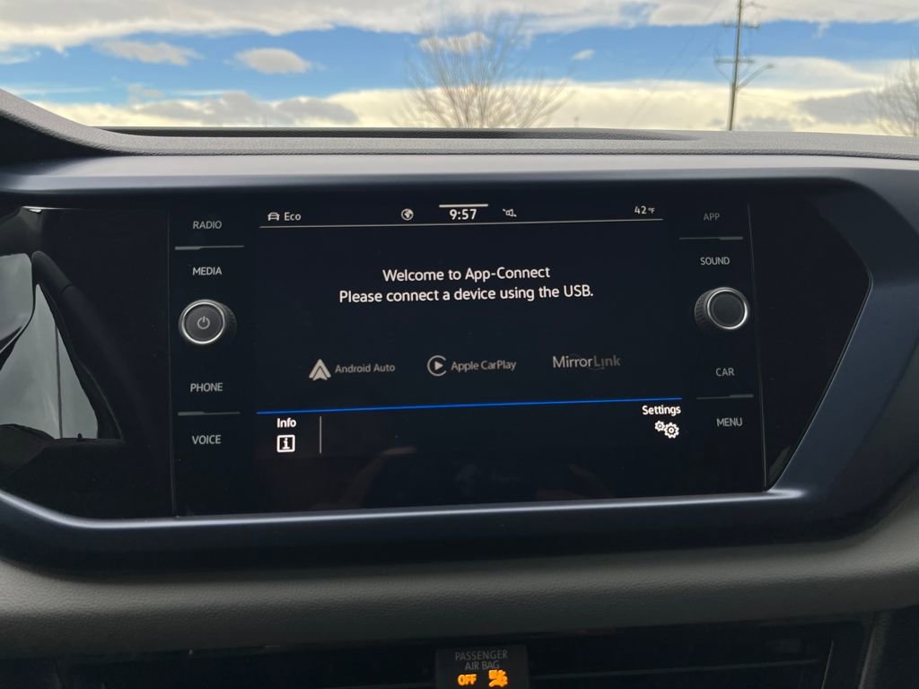 Certified 2023 Volkswagen Taos SE w/ Panoramic Sunroof Package image 15