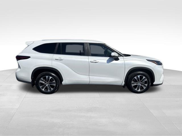 Used 2025 Toyota Highlander XLE FWD image 6