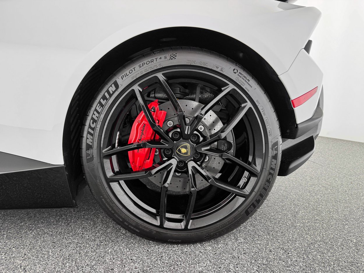 Used 2018 Lamborghini Huracan Performante AWD/4WD image 31