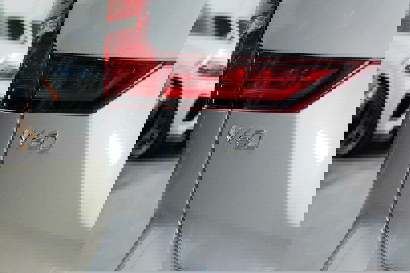 Used 2023 Volvo V60 B5 Cross Country Ultimate w/ Climate Package image 9