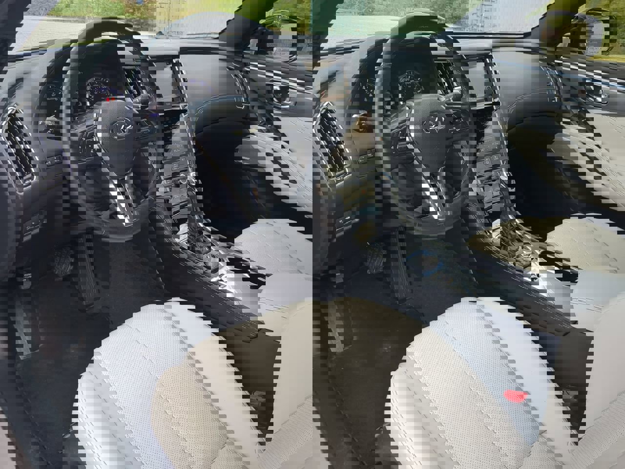 Used 2019 INFINITI Q60 3.0t Luxe w/ Essential Package image 13