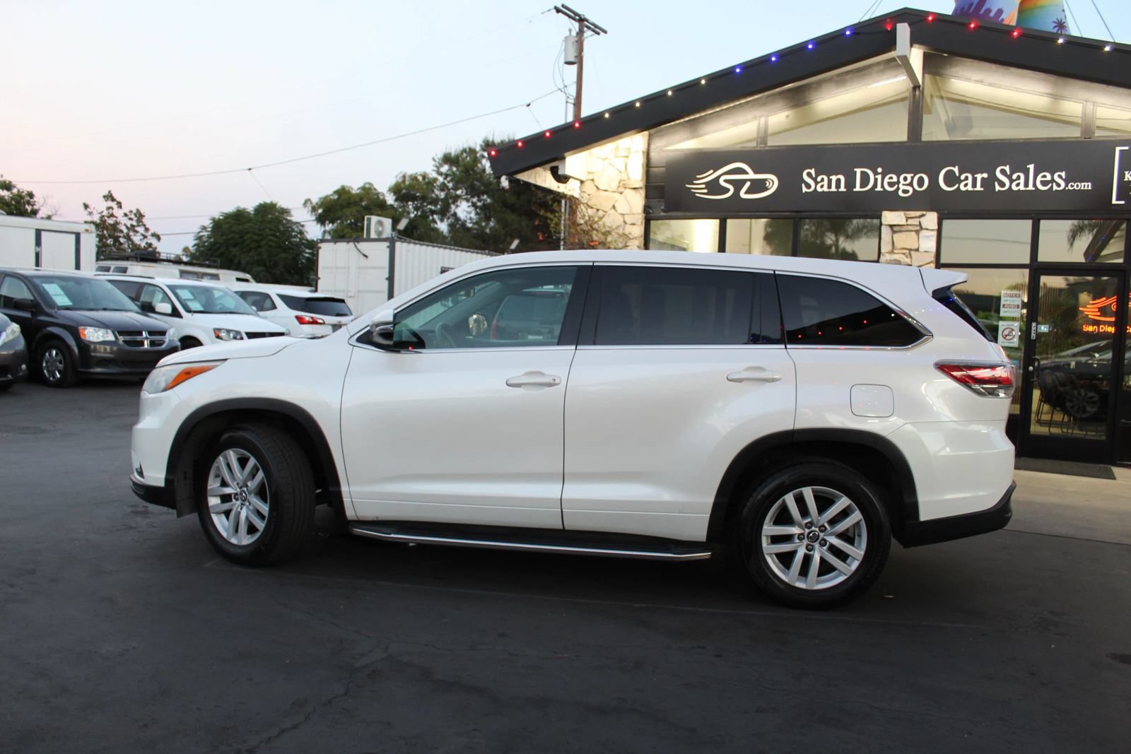 Used 2016 Toyota Highlander LE FWD image 2