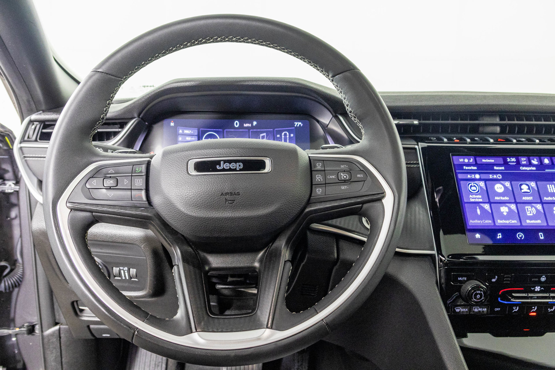 Used 2024 Jeep Grand Cherokee Laredo AWD/4WD image 31