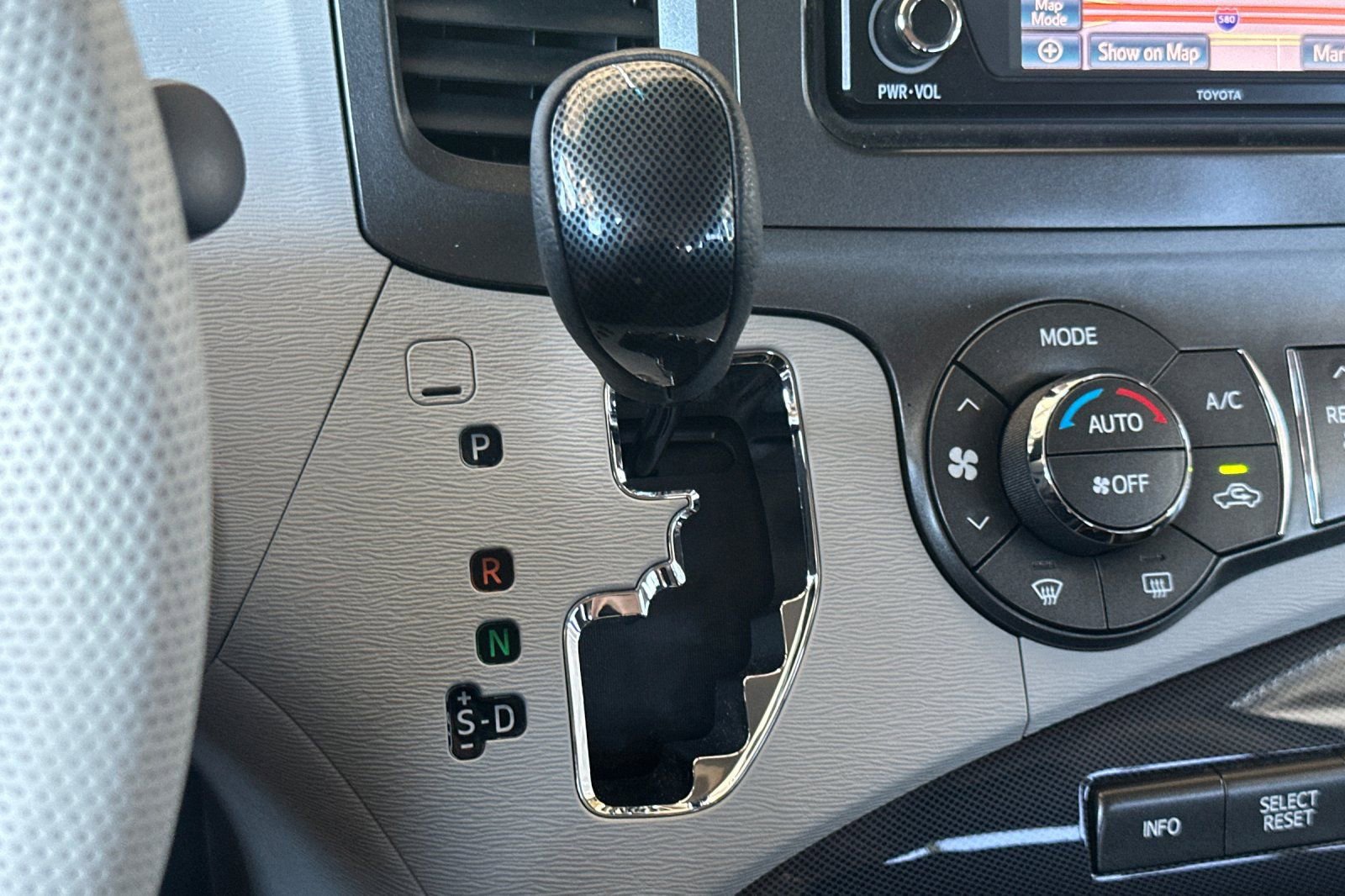 Used 2014 Toyota Sienna SE FWD image 24