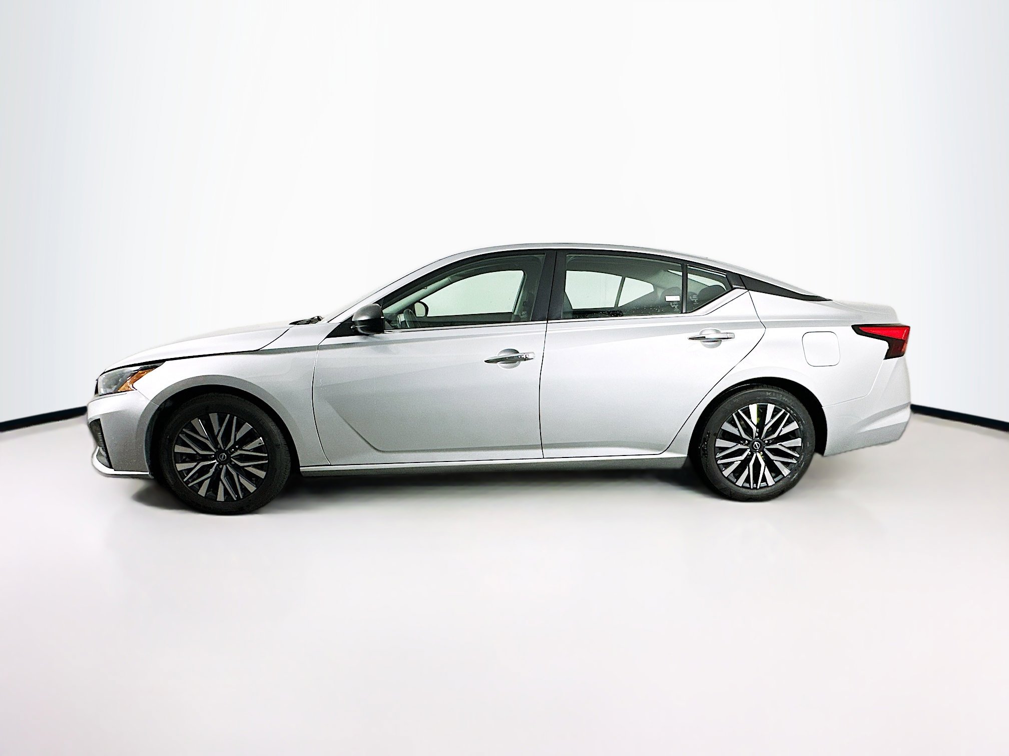 Used 2024 Nissan Altima 2.5 SV image 4