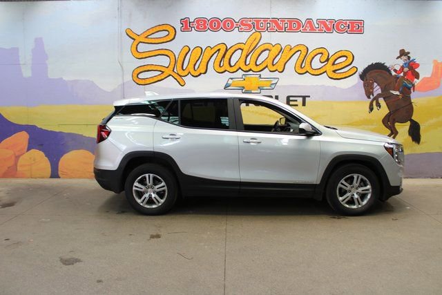 Used 2022 GMC Terrain SLE image 1