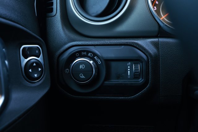 Used 2023 Jeep Gladiator Willys AWD/4WD image 15